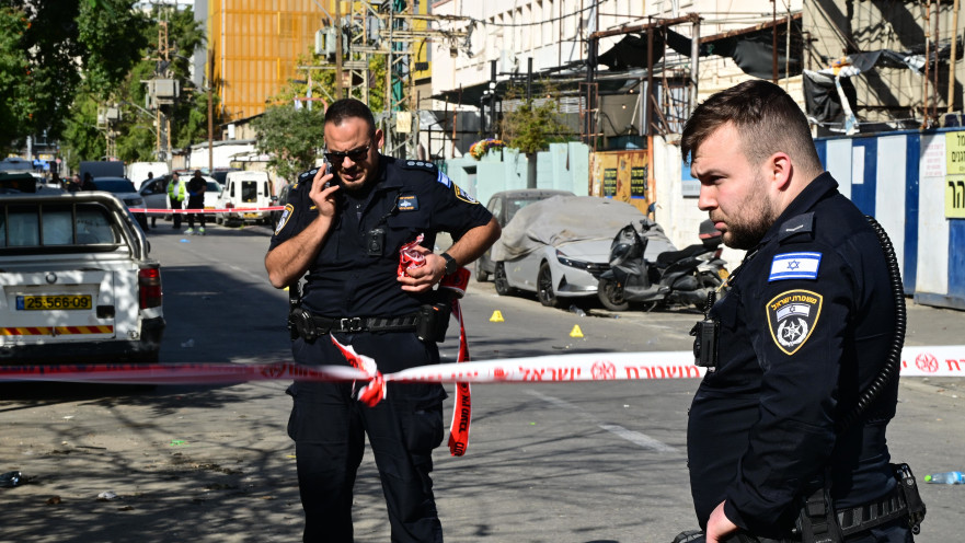 זירת הרצח בתל אביב (למצולמים אין קשר לכתבה)