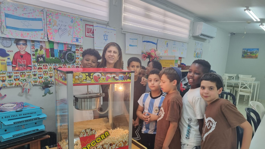 פופקורן ופיצה במועדונית