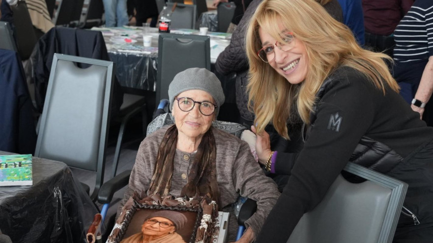 אליס פרץ, ניצולת שואה בת 90, באירוע של "משפחה אחת"