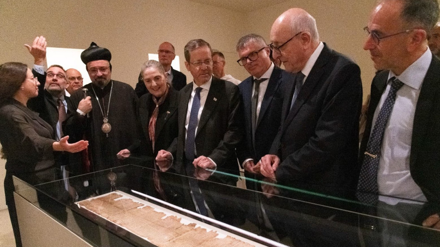 נשיא המדינה יצחק הרצוג, רעייתו מיכל, יצחק מולכו ויעקב גרובמן בחנוכת הצגת מגילת ישעיהו במוזיאון ישראל