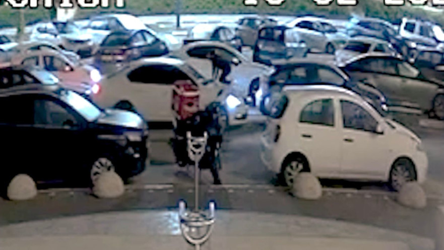 תפסה את בעלה בוגד בה ועלתה על רכבו