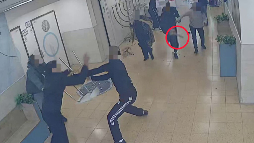 אחד מבני המשפחה עם הסכין