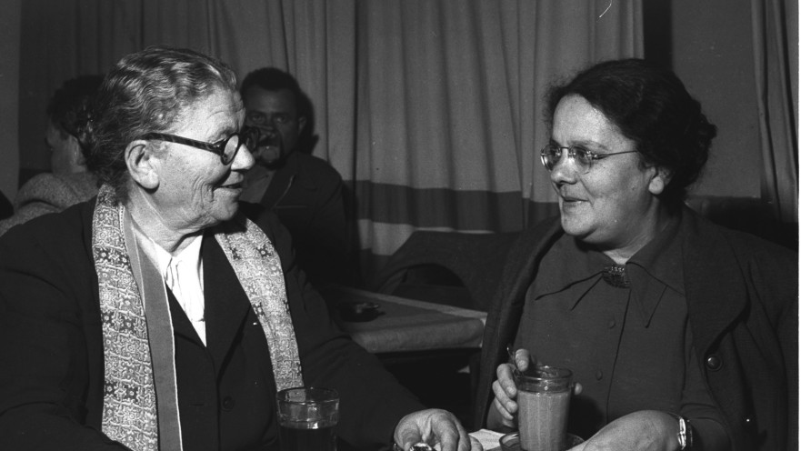 שיחה בין ח"כ בבה אידלסון לח"כ עדה מימון במזנון הכנסת בתל אביב