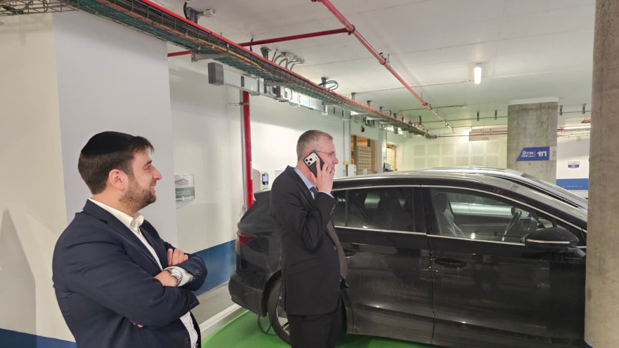 יריב לוין בחניון הכנסת