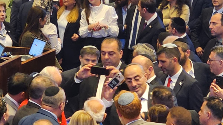 חברי הכנסת מסתערים על מודי