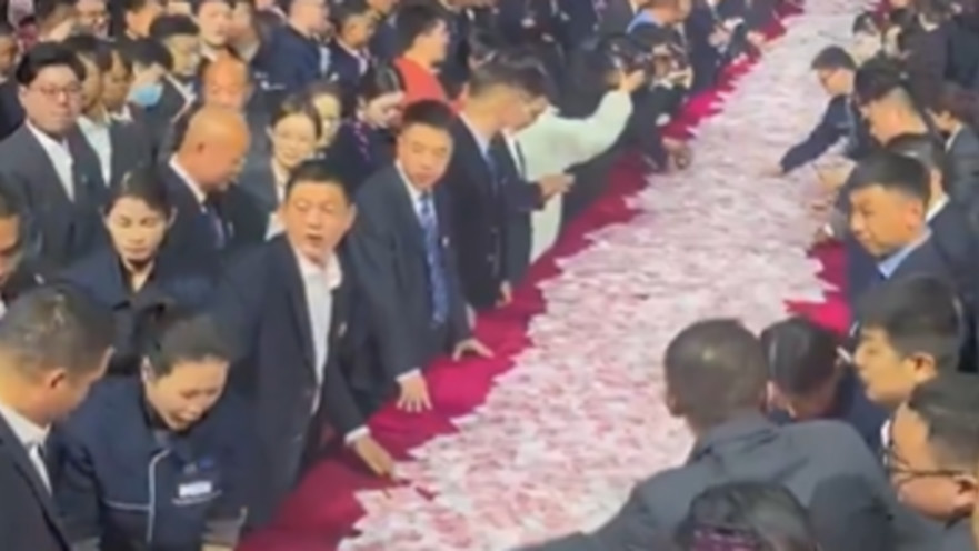 שולחן הכסף, חילק לעובדים את כל המזומן שיכלו לסחוב