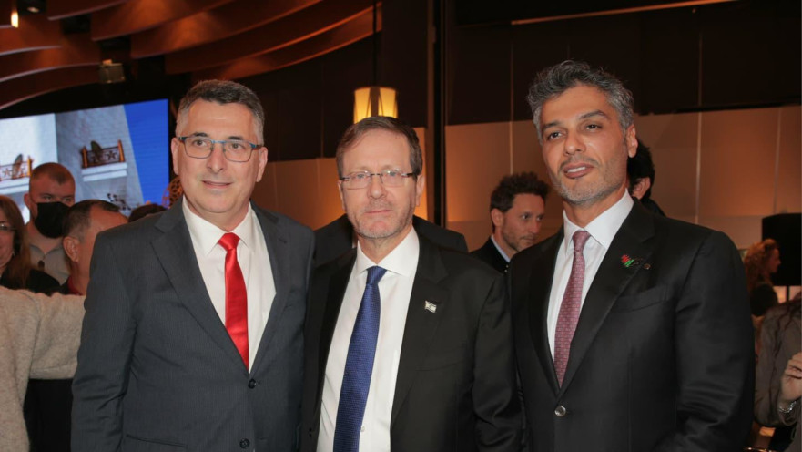 שגריר איחוד האמירויות בישראל, יצחק הרצוג וגדעון סער