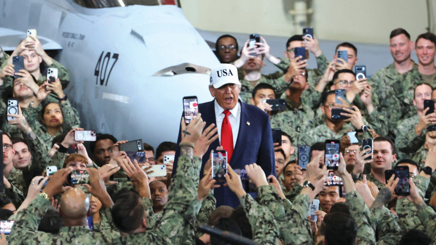 דונלד טראמפ על סיפונה של נושאת המטוסים ג'ורג' וושינגטון, 28.10.25