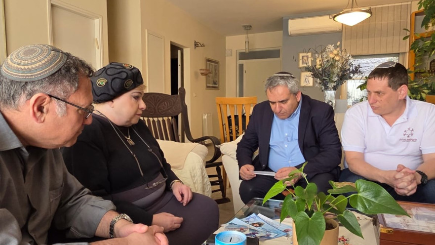 חברי כנסת אורזים משלוחי מנות לעמותת "משפחה אחת"