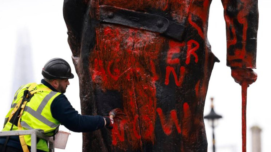 פסל ווינסטון צ'רצ'יל בלונדון הושחת במחאה פרו פלסטינית