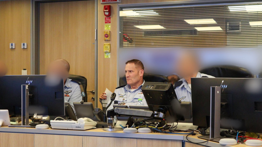 מפקד חיל האוויר, אלוף תומר בר, בבור חיל האוויר במהלך התקיפות