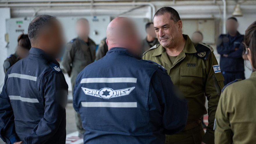 רב-אלוף אייל זמיר בביקור בבסיס חצרים לקראת מבצע "שאגת הארי"