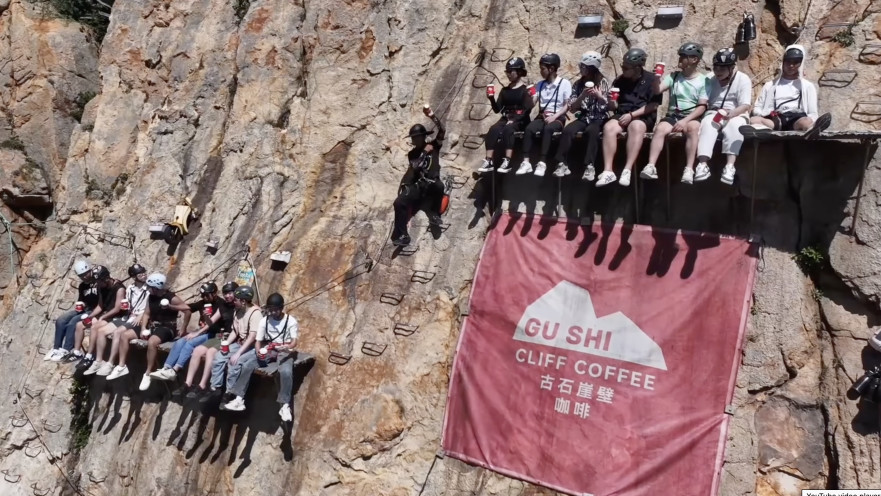 בית קפה מעבר לצוק - תשבו שם?