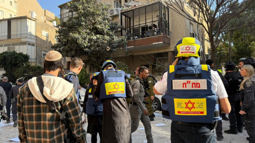 כוחות מד"א בזירת נפילה ברמת גן