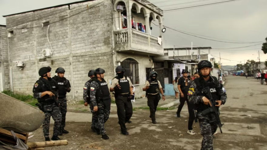 אנשי עילית של משטרת אקוודור בפשיטה, 23.1.26