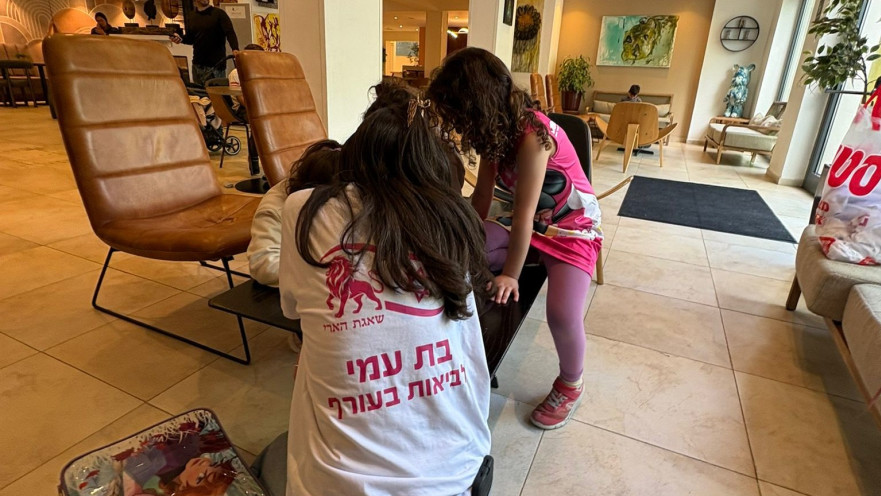 בנות שירות מהתפוצות עם ילדי טייסים