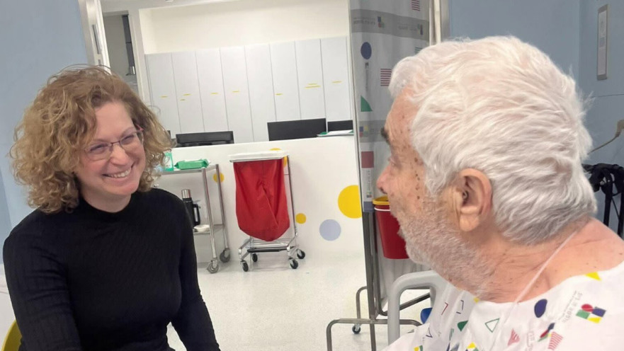 פרופ' ענת אנגל בביקור מטופל במרכז הרפואי וולפסון בעת מבצע "שאגת הארי"