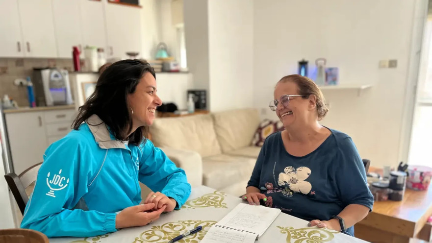 הכל מתחיל בעיקרון אחד פשוט: כל שירות, כל מענה, כל מערכת - צריכים להתאים לאדם עם מוגבלות