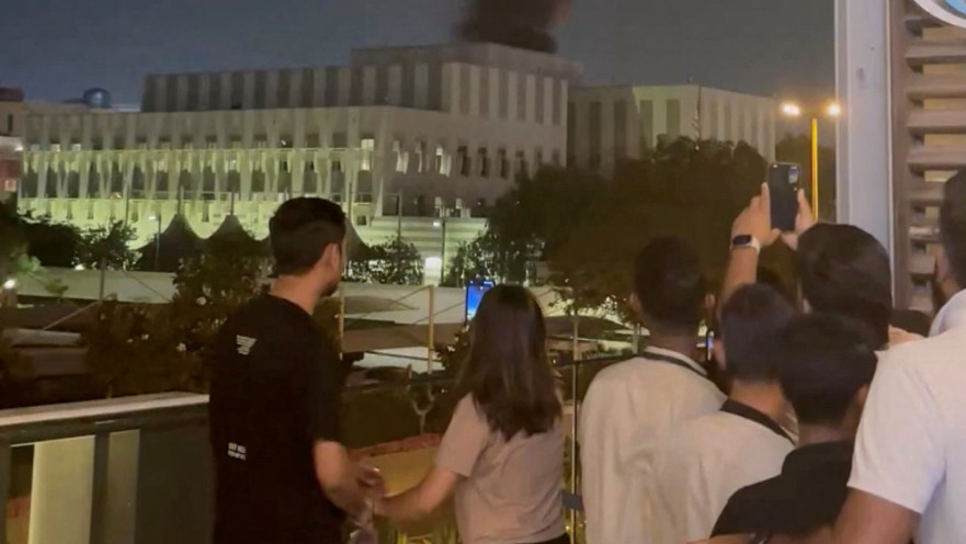 עשן מיתמר באיחוד האמירויות לאחר פגיעה של טיל איראני