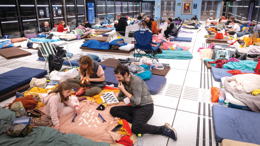 ישראלים תופסים מחסה ללילה בתחנת רכבת תחתית בתל אביב