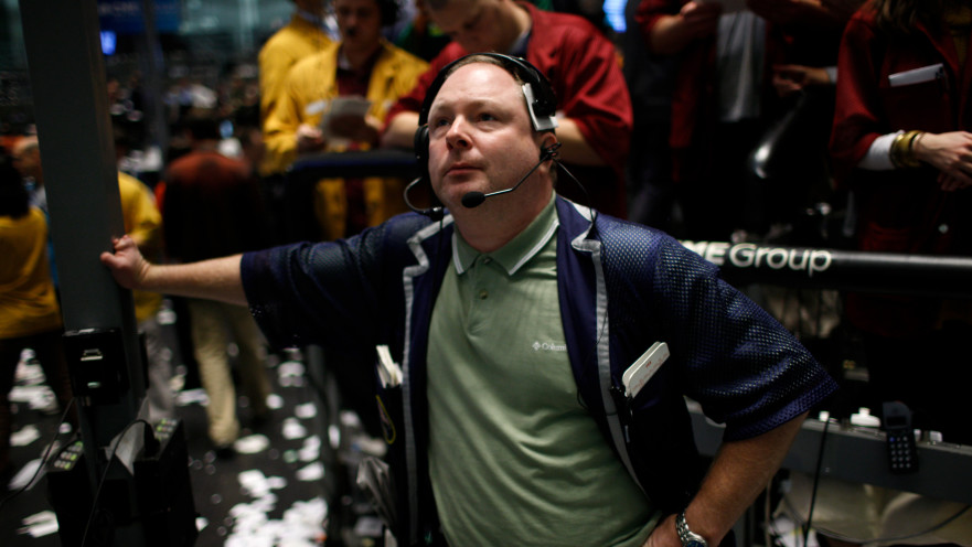 אדם מסתכל על מצב השוק בבורסה