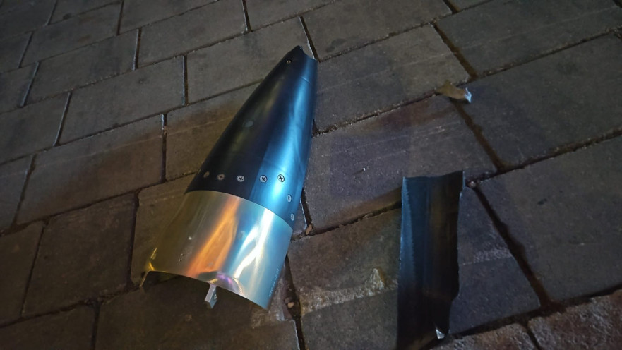 שברי רסיסים שנפלו ברחבת המיון באיכילוב לאחר מטח הטילים מאיראן