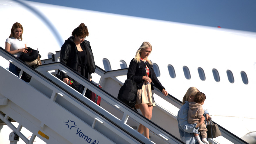 נוסעים עוזבים את דובאי בצל המלחמה מול איראן 