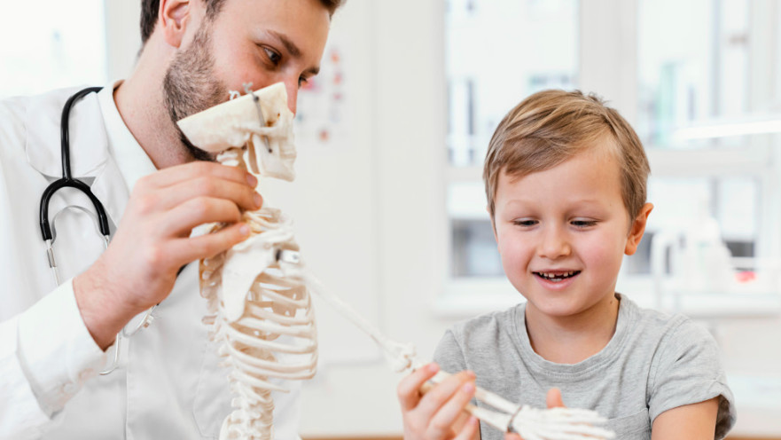 המדריך המלא להורים: מתי נדרש ניתוח אורטופדי ואיך בוחרים אורתופד ילדים מומחה?