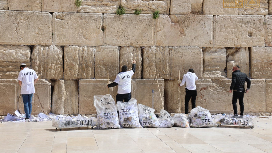 איסוף מאות אלפי הפתקים מהכותל המערבי