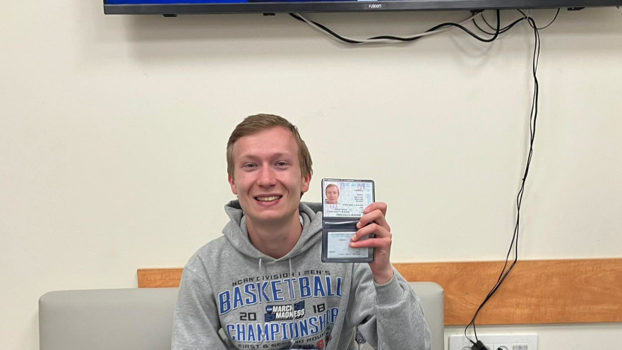 הנרי גורפינקל עם הת"ז החדש שקיבל