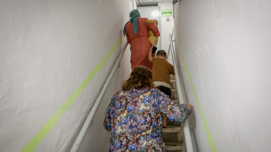 אנשים בדרך למקלט