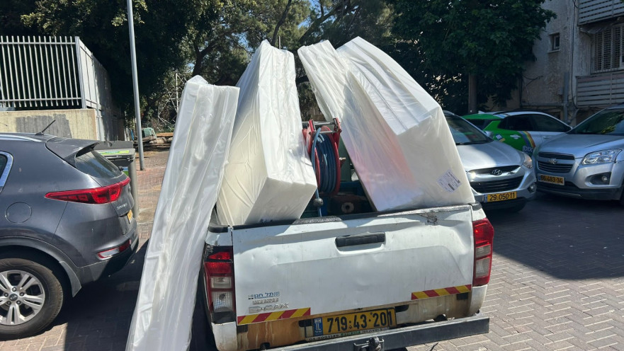 חלוקת מזרנים במקלטים ביפו 