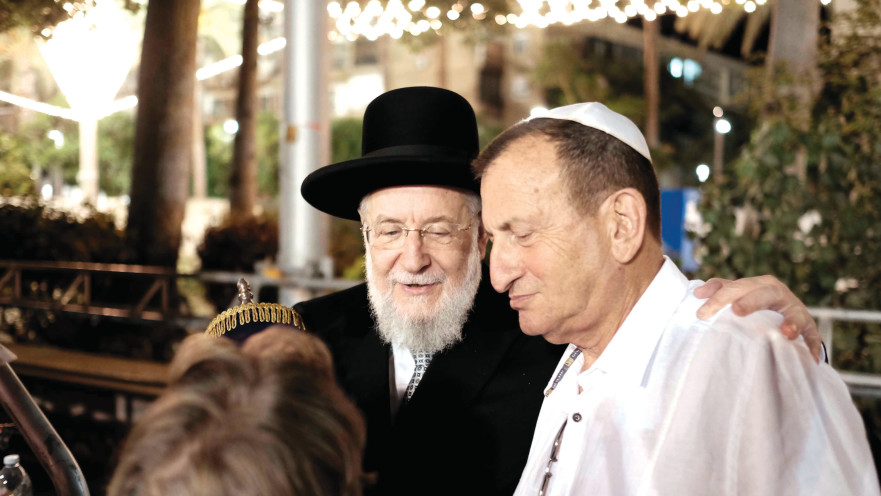 רון חולדאי והרב לאו בחגיגות שמחת תורה בתל אביב