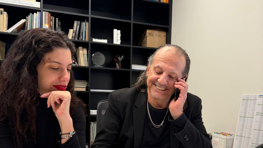 אבנר ישר ואשתו עדי בחתימת החוזה