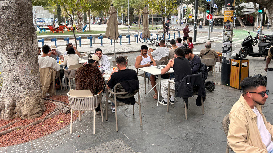 בית קפה בתל אביב בזמן המלחמה עם איראן