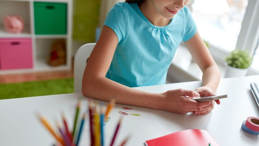 ילדה צופה בחדשות בטלפון