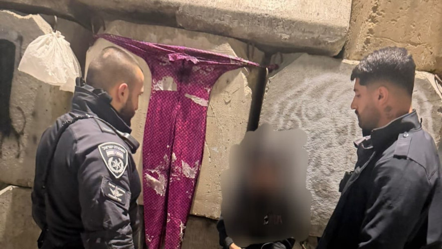 פרצה לרכב בזמן אזעקה וגנבה ממנו תיק