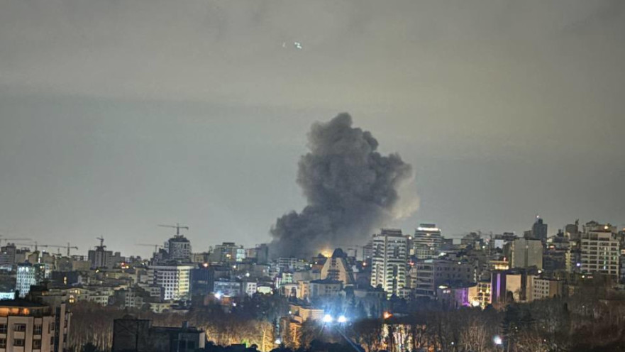 פטריית עשן עולה מעל טהרן