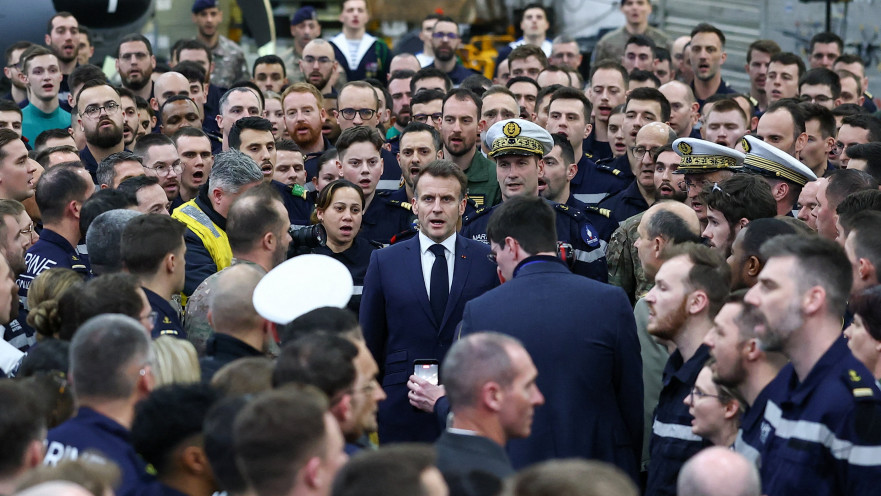נשיא צרפת עמנואל מקרון על סיפון נושאת המטוסים "שראל דה-גול"