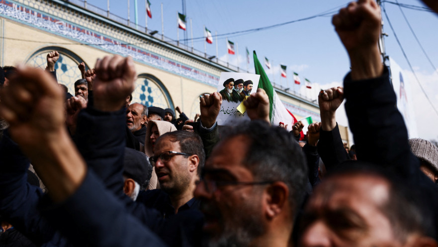 איראנים בהלווייתו של דובר משמרות המהפכה עלי מוחמד נאיני
