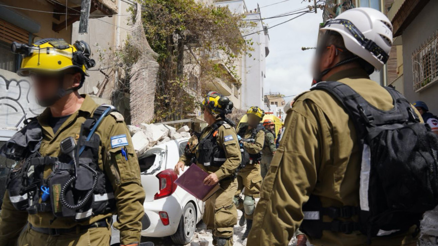 כוחות פיקוד העורף פועלים בזירת הפגיעה במרכז 