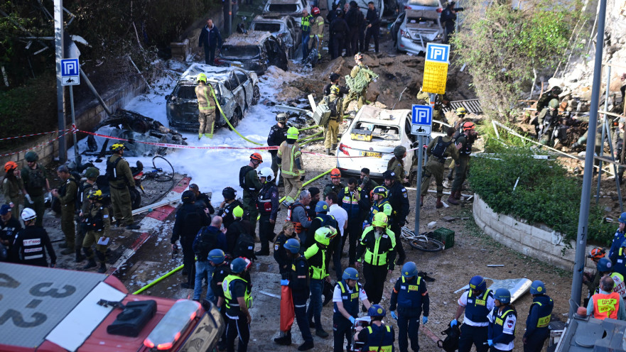 זירת ההרס בתל אביב מפגיעת הטיל מאיראן 