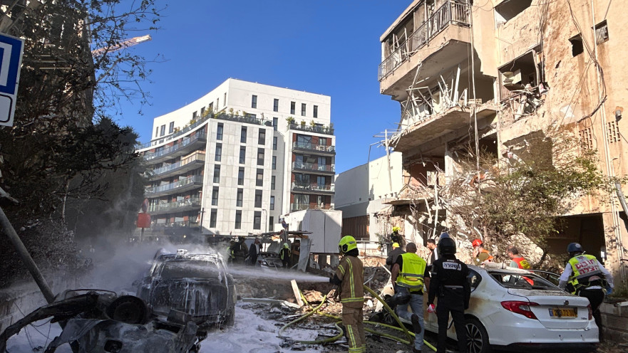 זירת ההרס בתל אביב מפגיעת הטיל מאיראן 