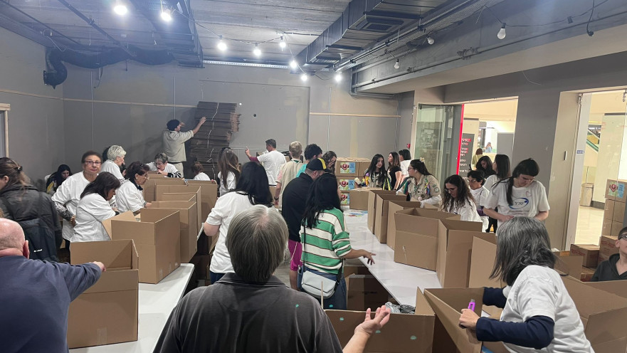 אריזת סלי מזון של עמותת שניר