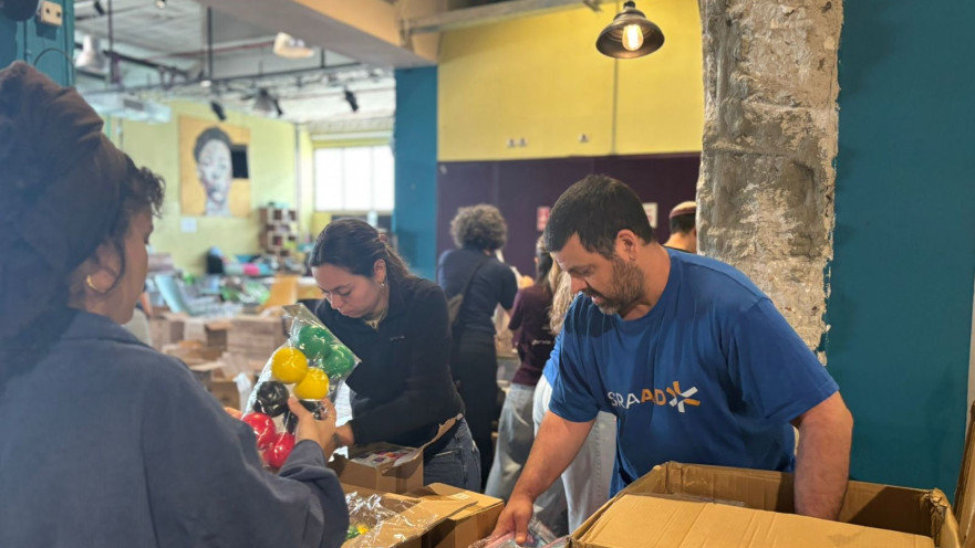 מתנדבי ישראייד אורזים אריזות חוסן בת"א