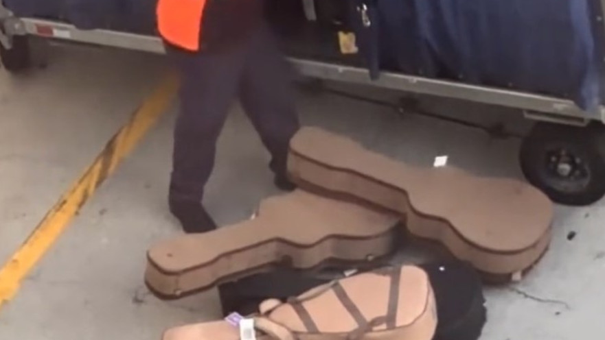 העובד מעיף גיטרות יקרות