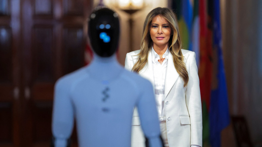 מלניה טראמפ והרובוט