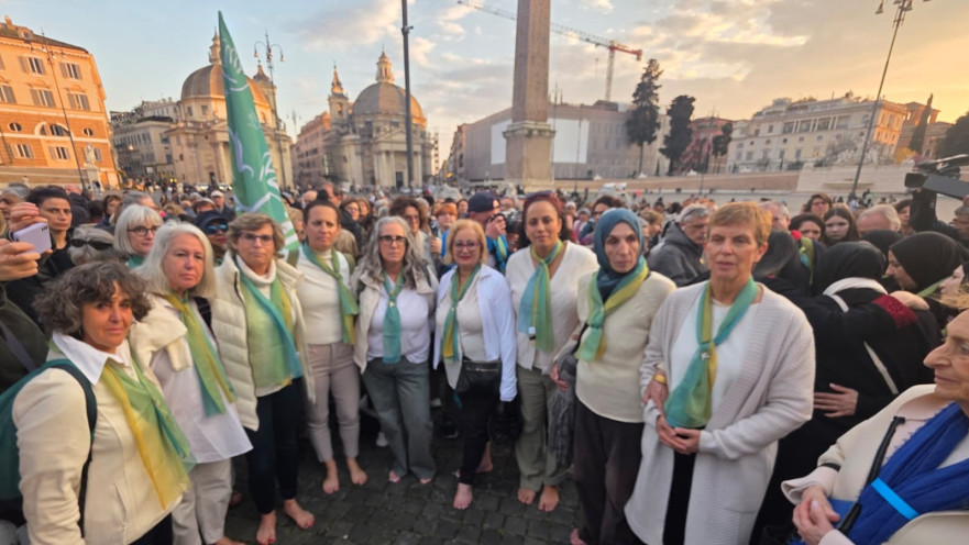צעדת "קריאת האימהות" ברגליים יחפות ברומא של ״נשים עושות שלום״ ו״נשות השמש״ הפלסטיניות