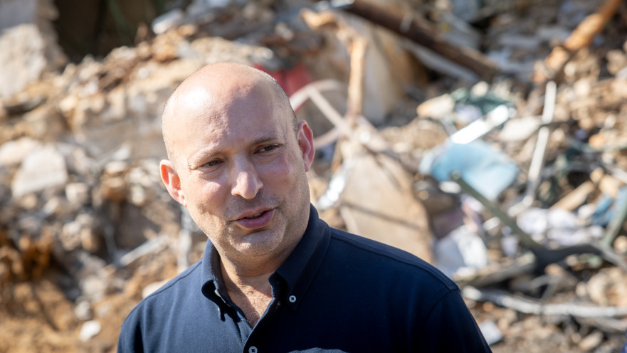 נפתלי בנט בזירת נפילת טיל איראני בתל אביב