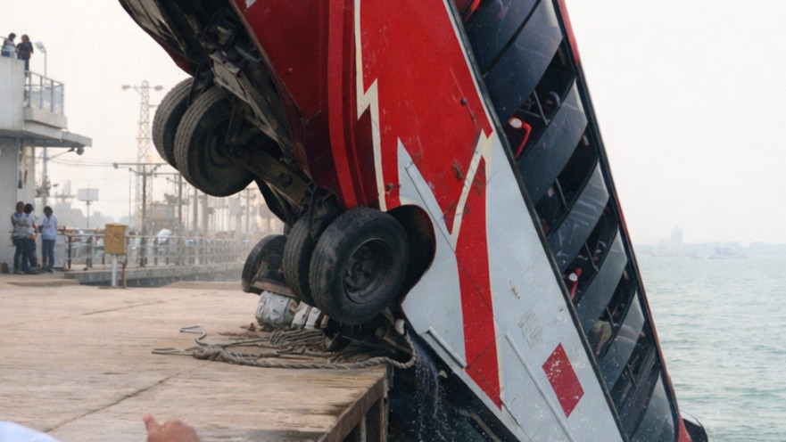 אוטובוס נופל למים